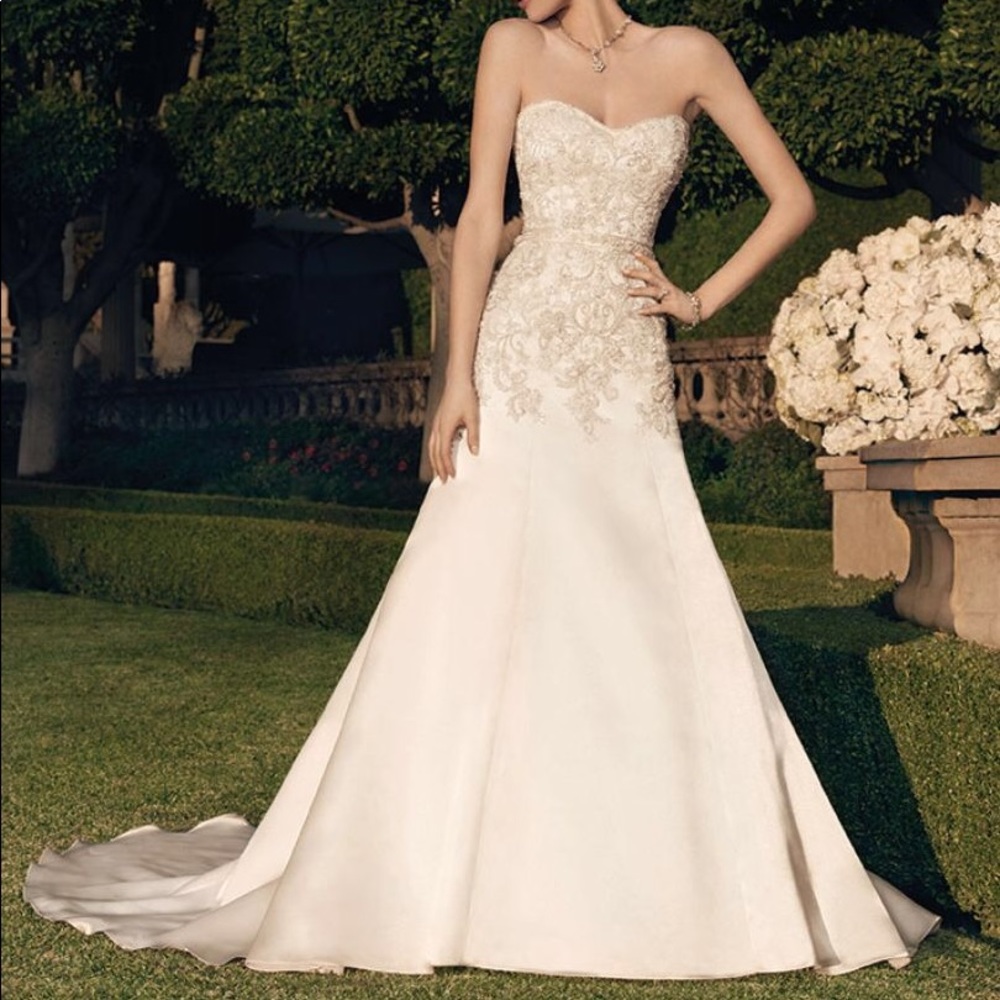 Casablanca style 2166 in Ivory/Ivory